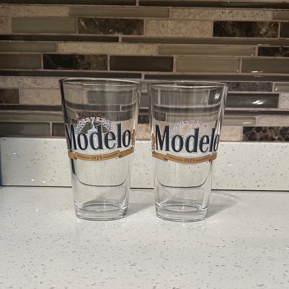 Modelo Branded Glass Set with Gold Accents Like New